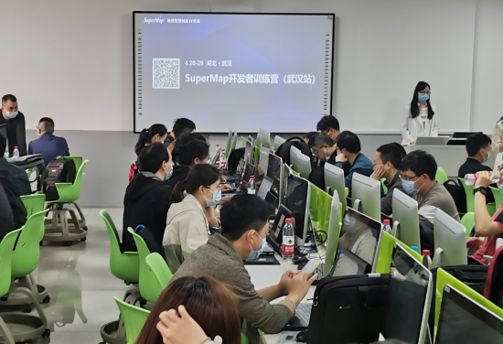 武漢大學(xué)GIS教學(xué)與應(yīng)用創(chuàng)新中心與超圖軟件攜手舉辦開發(fā)者訓(xùn)練營，推動教育行業(yè)軟件開發(fā)創(chuàng)新